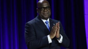Le président de la République démocratique du Congo, Félix Tshisekedi, reçoit les félicitations lors du 74e petit-déjeuner national de prière annuel à l'hôtel Washington Hilton, le 5 février 2026 à Washington, DC. Getty Images via AFP - ALEX WONG